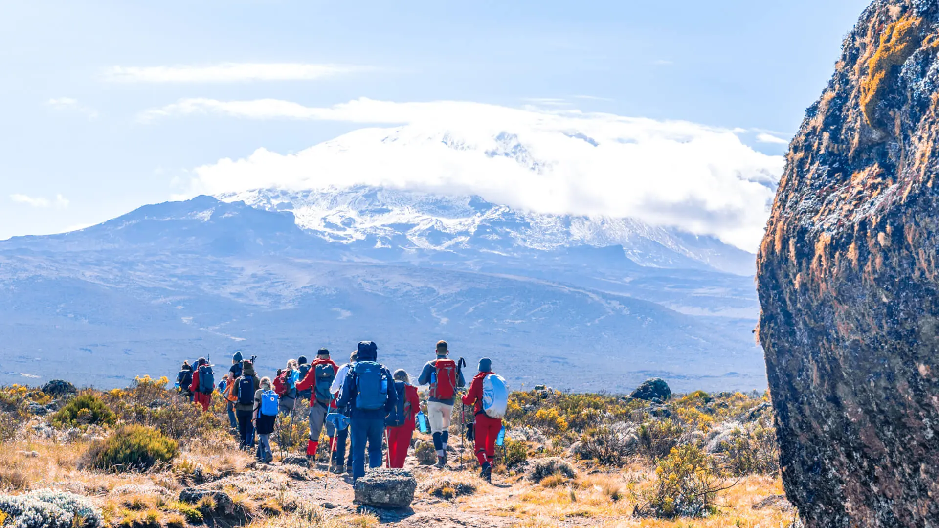 Climbers-on-their-way-to-summit