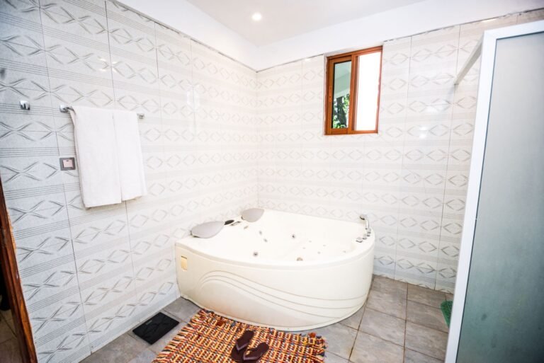Kerama-Silent-Lodge-Executive-Room-Bathroom-Area